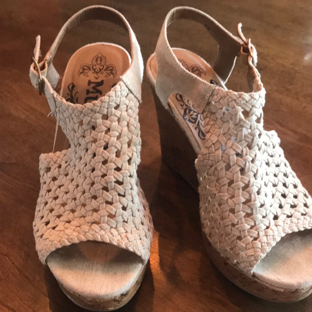 Crocheted cute tan Mudd sandals